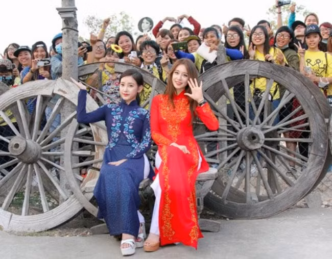Nhóm nhạc Kpop T-ara đã khiến các fan vô cùng thích thú khi cùng nhau thử diện áo dài, trong đó, Jiyeon được nhận xét là thành viên diện áo dài đẹp nhất.