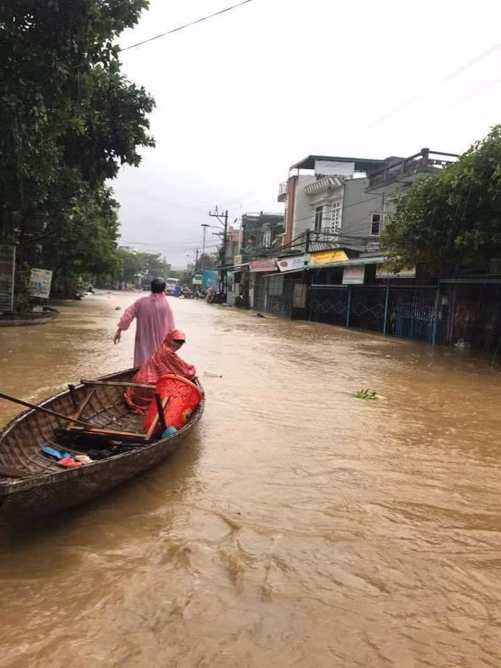 Người dân tất bật di dời, bảo vệ tài sản.