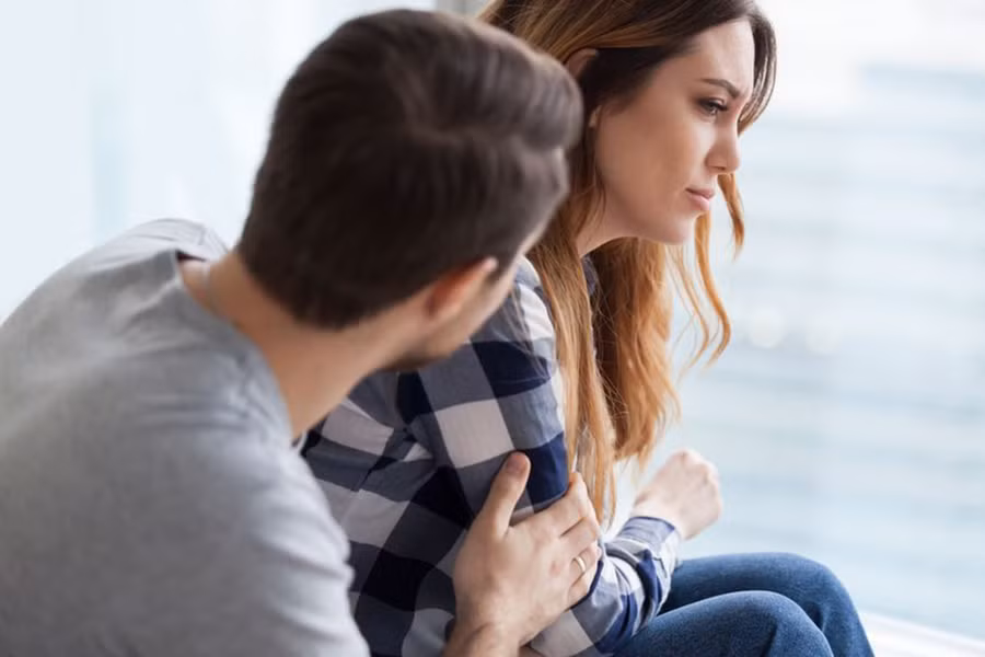 Việc nghĩ về người khác hoặc mơ tưởng về một mối quan hệ khác là triệu chứng của một cuộc hôn nhân rạn nứt. (Ảnh: ITN).