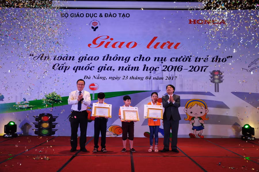 Đại diện Ủy ban An toàn giao thông trao giải cho các em học sinh Đại diện Ủy ban An toàn giao thông trao giải cho các em học sinh
