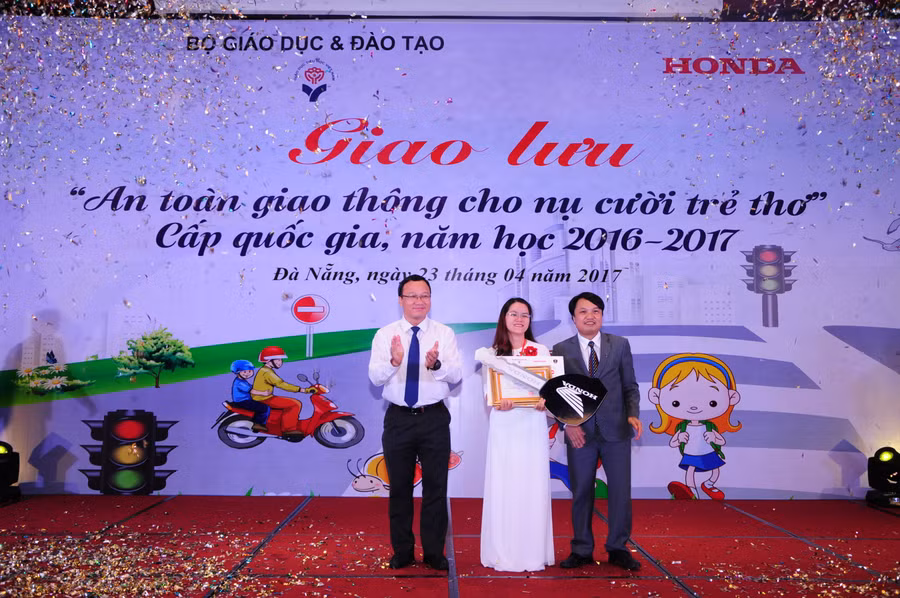 Cũng như trao giải cho giáo viên đạt giải Cũng như trao giải cho giáo viên đạt giải