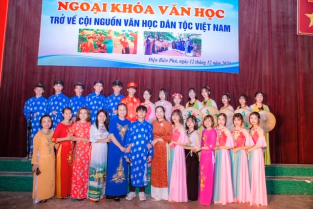 Cô và trò Trường PT DTNT tỉnh Điện Biên trong một chương trình trải nghiệm sáng tạo.
