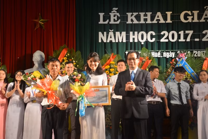 Tiến sĩ Lê Anh Phương – Hiệu trưởng Trường ĐHSP Huế tặng giấy khen cho các tân sinh viên đạt thủ khoa các ngành học 
