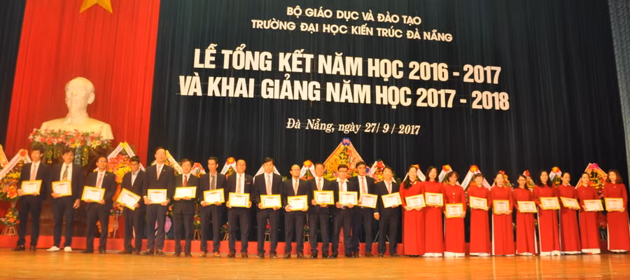 Khen thưởng các tập thể lao động tiên tiến, tập thể lao động xuất sắc.