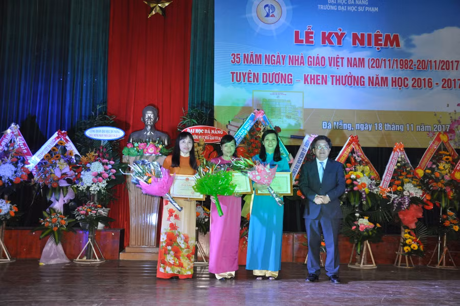 Thừa ủy quyền của Bộ trưởng Bộ GD&ĐT Phùng Xuân Nhạ, GS.TS Trần Văn Nam – Giám đốc ĐH Đà Nẵng trao bằng khen của Bộ trưởng Bộ GD&ĐT cho các tập thể, cá nhân. Thừa ủy quyền của Bộ trưởng Bộ GD&ĐT Phùng Xuân Nhạ, GS.TS Trần Văn Nam – Giám đốc ĐH Đà Nẵng trao bằng khen của Bộ trưởng Bộ GD&ĐT cho các tập thể, cá nhân.