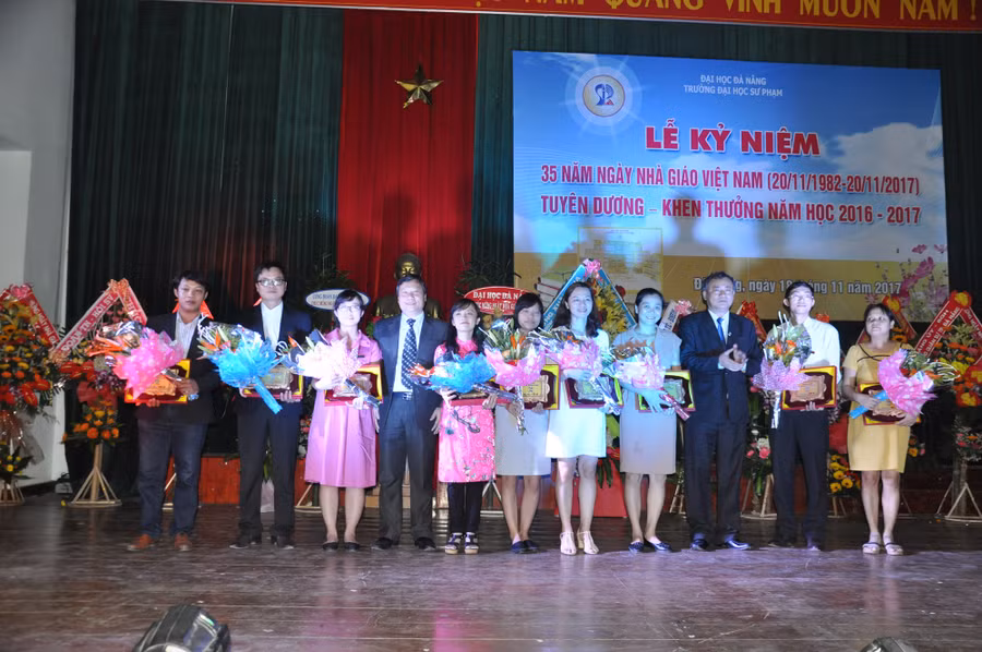 Bộ GD&ĐT công nhân danh hiệu Chiến sĩ thi đua cho GS.TS Đào Cường – giảng viên khoa Hóa học. Bộ GD&ĐT công nhân danh hiệu Chiến sĩ thi đua cho GS.TS Đào Cường – giảng viên khoa Hóa học.