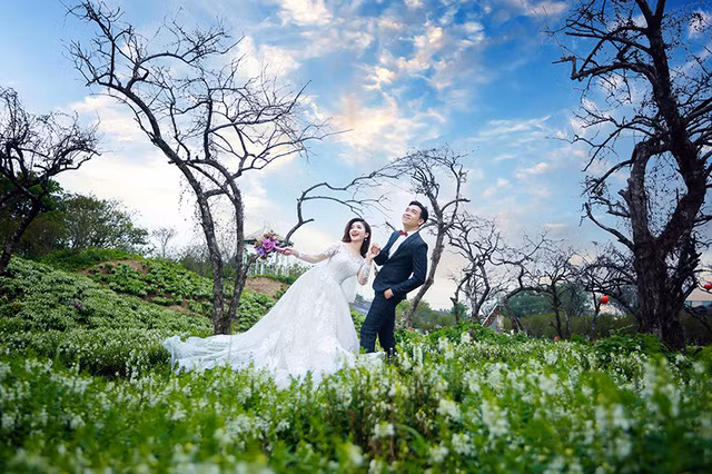 Trước khi bước vào hôn nhân, Thắm cho rằng: “Em không phân biệt bên nội hay bên ngoại. Mà em coi đó là gia đình. Đã là gia đình thì mình sẽ luôn yêu thương, quan tâm và chăm sóc. Em tin mẹ chồng và gia đình bên chồng sẽ cảm nhận được điều đó”.
