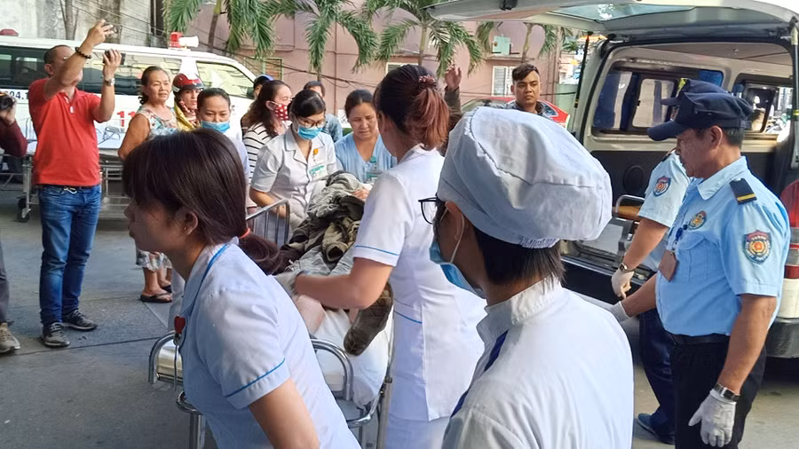 Các nạn nhân được các lực lượng đưa vào bệnh viện Đà Nẵng cứu chữa.