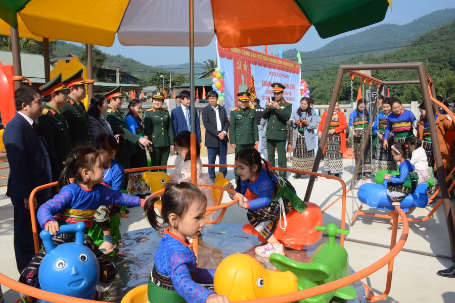 Ban Phụ nữ quân đội tài trợ khu vui chơi cho điểm trường. Ban Phụ nữ quân đội tài trợ khu vui chơi cho điểm trường.