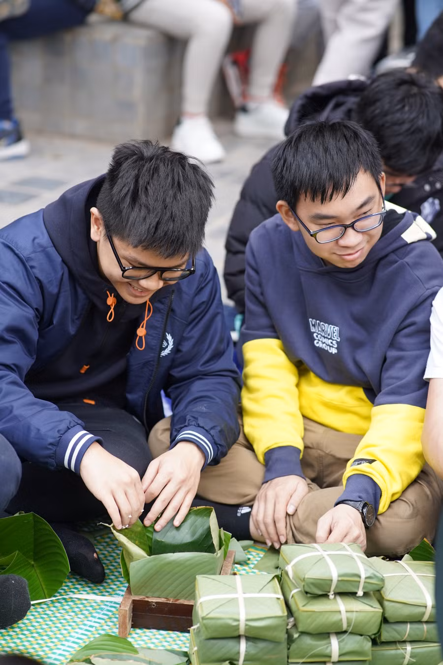 Học sinh được tham gia các khâu làm bánh chưng ngay tại sân trường. Học sinh được tham gia các khâu làm bánh chưng ngay tại sân trường.
