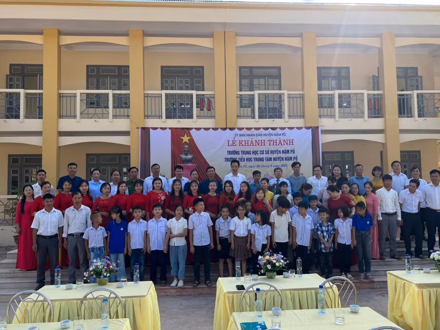 Các đại biểu cùng thầy trò các trường chụp ảnh lưu niệm.
