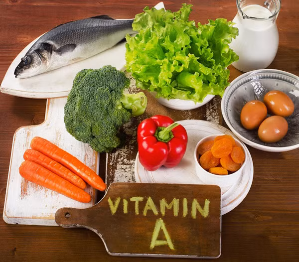 Vitamin A Tăng cường vitamin A trong thực đơn qua các loại thực phẩm như cá, rau xanh, trứng, cà rốt, các chế phẩm từ sữa và gan. Vitamin A giúp cải thiện sắc tố da, làm mờ vết rạn hiệu quả. Tăng cường vitamin A trong thực đơn qua các loại thực phẩm như cá, rau củ