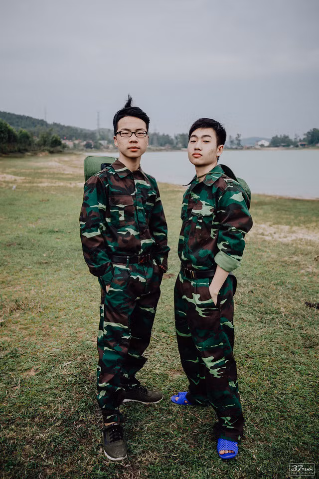 Uyên cũng cho biết thêm tập thể rất hào hứng khi tham gia, đặc biệt thời tiết ủng hộ nên lớp cũng không gặp phải khó khăn gì trong quá trình thực hiện bộ ảnh.
