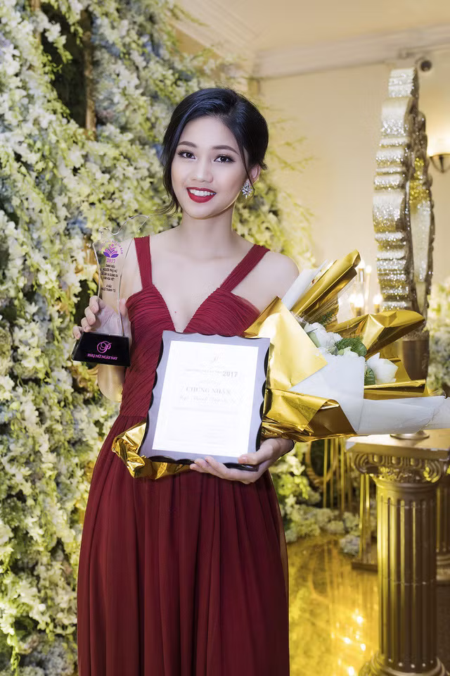 Cô giành Giải thưởng Người phụ nữ giữ gìn và quảng bá văn hoá Việt.