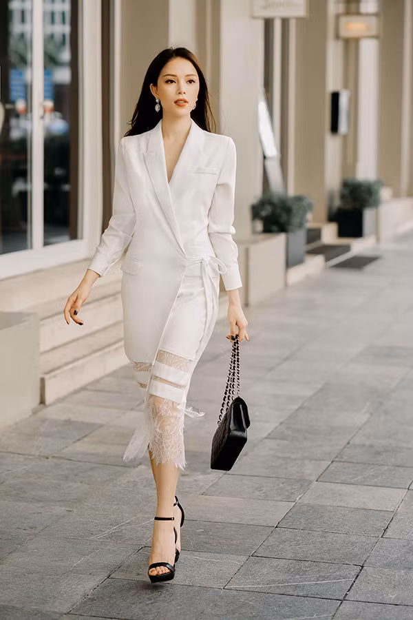 Chi chi tiết vạt xéo và những đường bắt chéo tưởng chừng như ngẫu hứng nhưng được tính toán kỹ lưỡng mang đến sự xuyên suốt cho bộ sưu tập này.