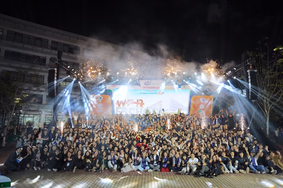 Tập thể hơn 1000 học sinh, cựu học sinh hội tụ trong chương trình Homecoming. Tập thể hơn 1000 học sinh, cựu học sinh hội tụ trong chương trình Homecoming.