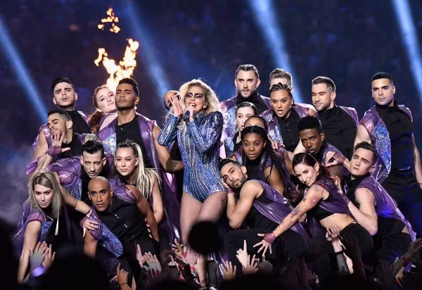anh-che-dong-tac-bieu-dien-gay-cuoi-cua-lady-gaga