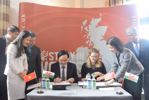 Bộ GD&ĐT Phùng Xuân Nhạ và Bộ trưởng Giáo dục xứ Wales ký Bản ghi nhớ hợp tác. Bộ GD&ĐT Phùng Xuân Nhạ và Bộ trưởng Giáo dục xứ Wales ký Bản ghi nhớ hợp tác.