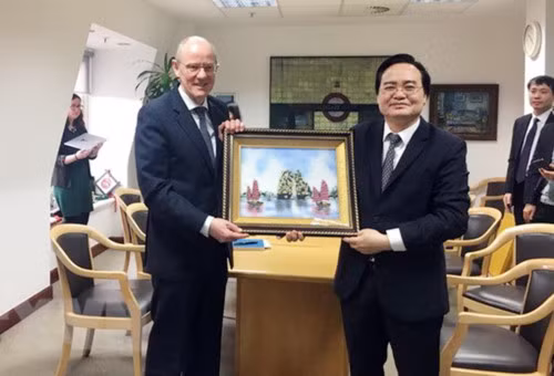 Bộ trưởng GD&ĐT Phùng Xuân Nhạ tặng quà lưu niệm cho Quốc vụ khanh Bộ Giáo dục Anh Nick Gibb Bộ trưởng GD&ĐT Phùng Xuân Nhạ tặng quà lưu niệm cho Quốc vụ khanh Bộ Giáo dục Anh Nick Gibb