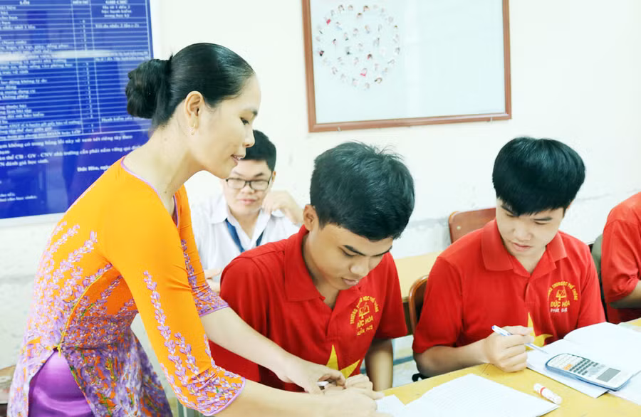 Trong giờ học của cô và trò Trường THPT Đức Hòa (Long An)