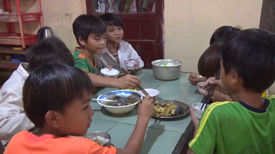 Giáo viên vùng cao chăm lo từng bữa ăn cho học trò nghèo - Ảnh 2.