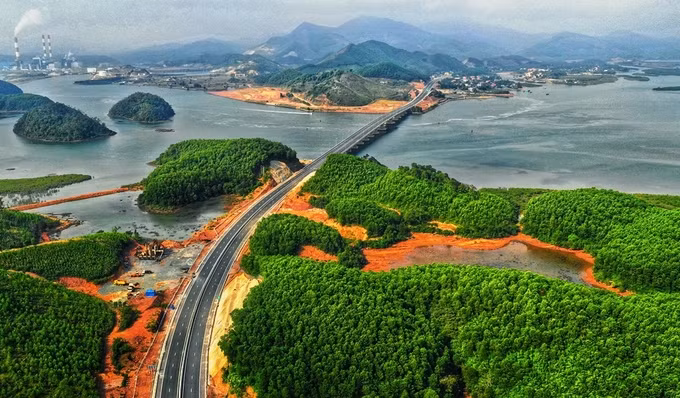 Cao tốc 12.000 tỷ đồng ở Quảng Ninh trước ngày thông xe