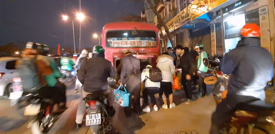 Sau kỳ nghỉ Tết Dương lịch, người dân nườm nượp đổ về Hà Nội ảnh 6 Chú thích ảnh