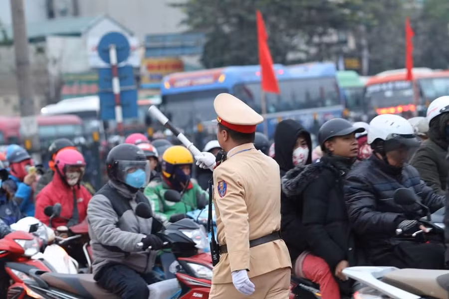 Sau kỳ nghỉ Tết Dương lịch, người dân nườm nượp đổ về Hà Nội ảnh 1 Chú thích ảnh