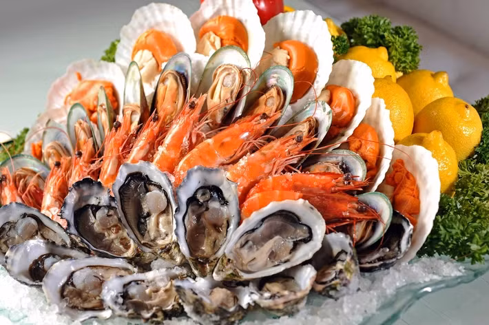 5 thực phẩm cực bổ nhưng để qua đêm lại gây hại khủng khiếp, chớ dại đụng đũa ảnh 1 Hải sản không nên để qua đêm