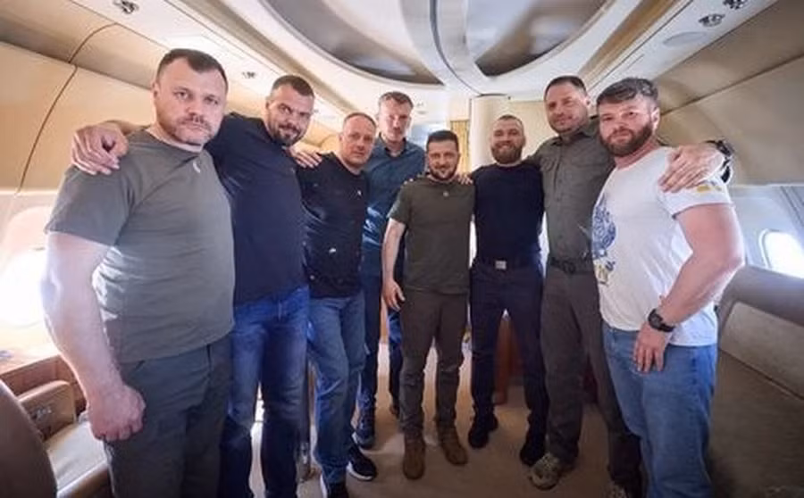 Tổng thống Volodymyr Zelensky và các chỉ huy tiểu đoàn Azov được trao trả về Ukraine