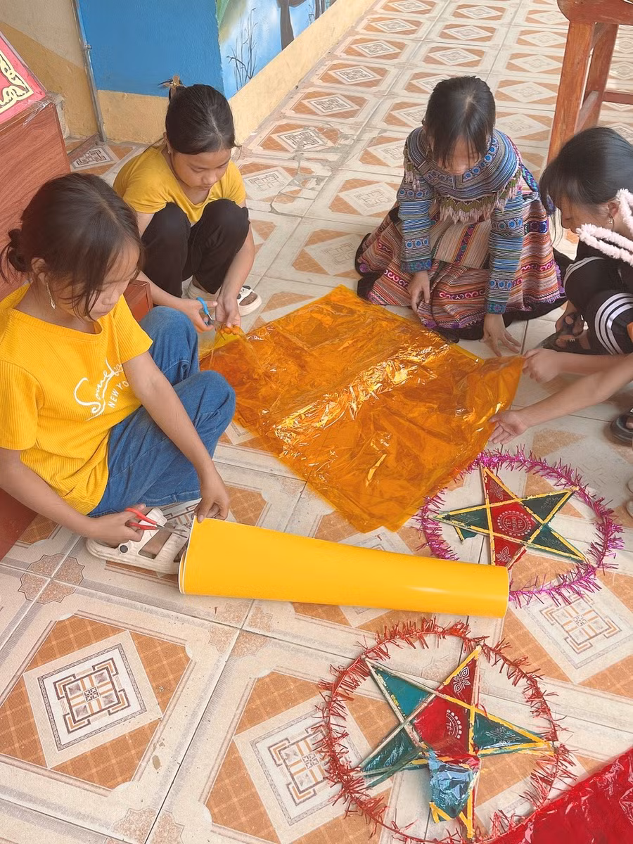 Các em cũng tự tay cắt dán nên những đồ chơi không thể thiếu trong Tết Trung thu như đèn ông sao và nhiều vật dụng khác với tâm trạng háo hức. Các em cũng tự tay cắt dán nên những đồ chơi không thể thiếu trong Tết Trung thu như đèn ông sao và nhiều vật dụng khác với tâm trạng háo hức.