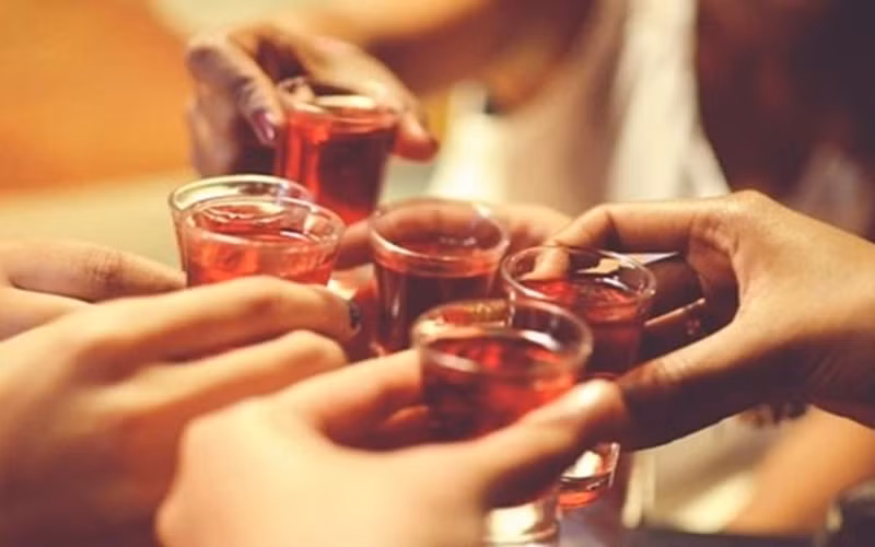 Uống quá nhiều rượu trong một thời gian dài có thể gây ra gan nhiễm mỡ, xơ gan, hoặc viêm gan, thậm chí cả 3 vấn đề trên cùng một lúc.