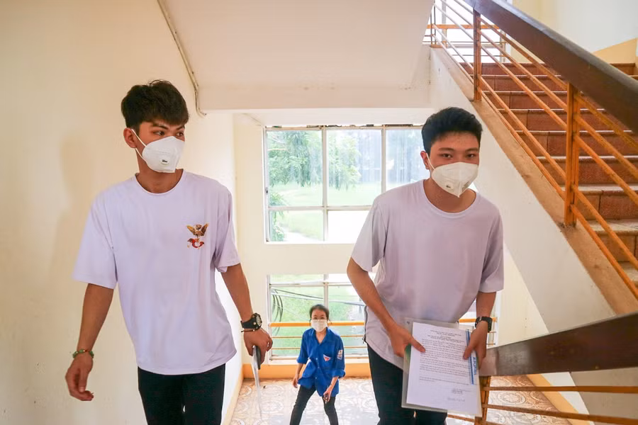 Thí sinh tự tin bước vào thi môn cuối.