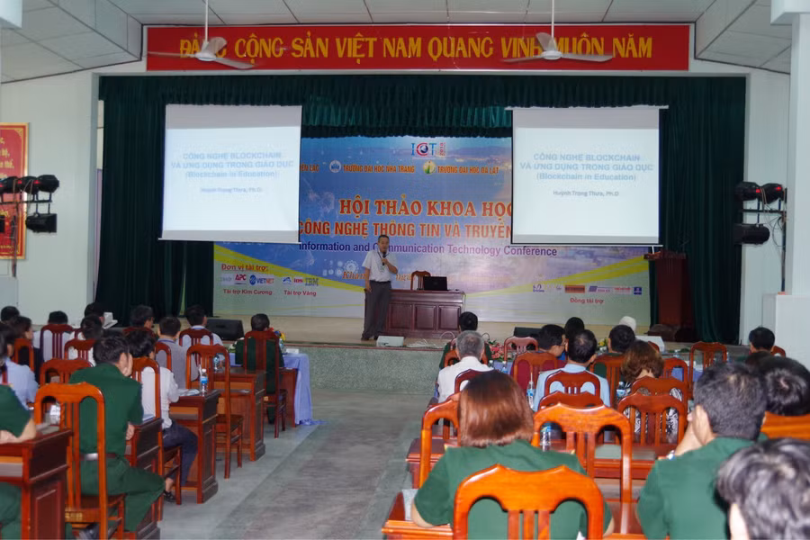 Đại diện trường ĐH Thông tin liên lạc thuyết trình đề tài Công nghệ Blockchain và ứng dụng trong giáo dục