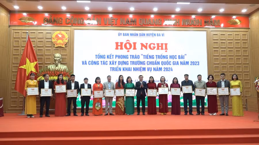 Một số đơn vị, cá nhân tiêu biểu được lãnh đạo huyện khen thưởng. Một số đơn vị, cá nhân tiêu biểu được lãnh đạo huyện khen thưởng.