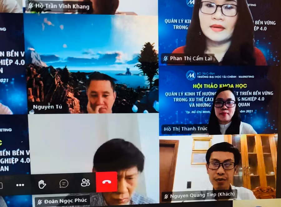 TS Nguyễn Quang Tiệp- góc dưới bên phải trong một hội thảo khoa học trực tuyến.