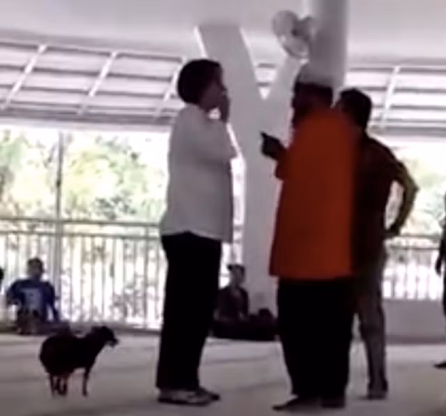 Phản đối chồng cưới vợ 2, người vợ thả chó ngay trong lễ cưới - 1