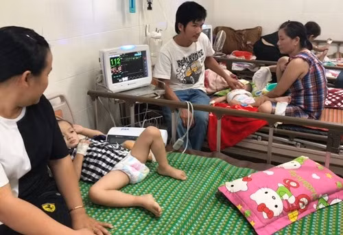 Trẻ mắc tay chân miệng được điều trị nội trú ở Bệnh viện Sản Nhi Quảng Ngãi. Ảnh: Thạch Thảo.