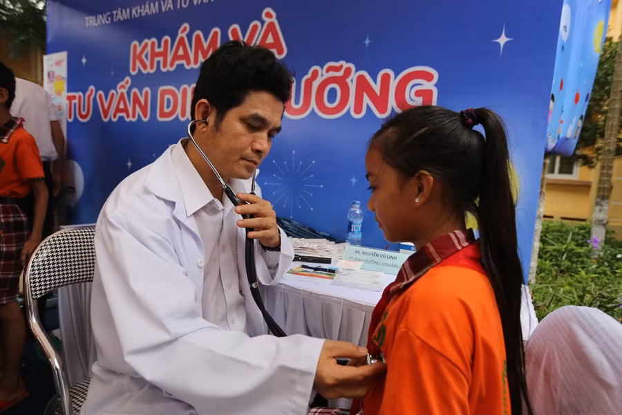 Các em nhỉ được khám và tư vấn sức khoẻ miễn phí bởi các bác sỹ đến từ Trung tâm dinh dưỡng Vinamilk