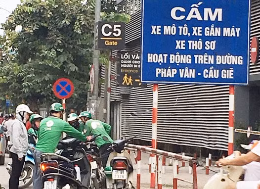 Xe ôm công nghệ ngồi chờ khách dưới lòng đường