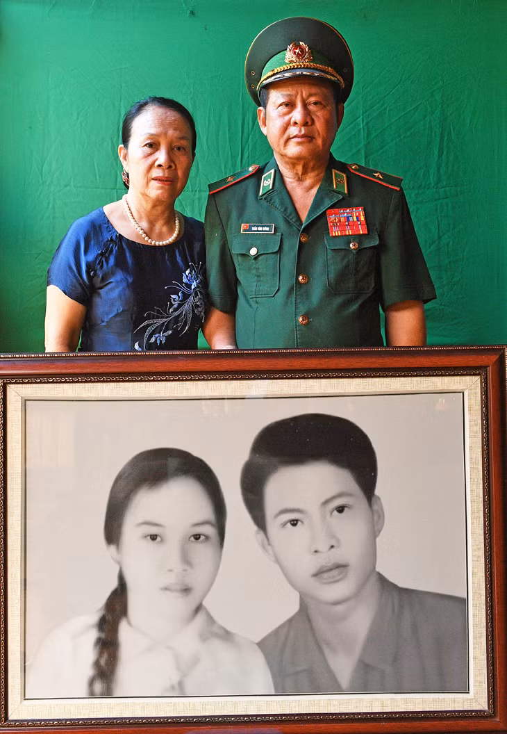 Thiếu tướng Trần Đình Dũng và vợ - bà Hoàng Thị Lộc, cũng người Quảng Trị cùng tấm ảnh hai người cách đây hơn 40 năm. Ảnh: Việt Văn.