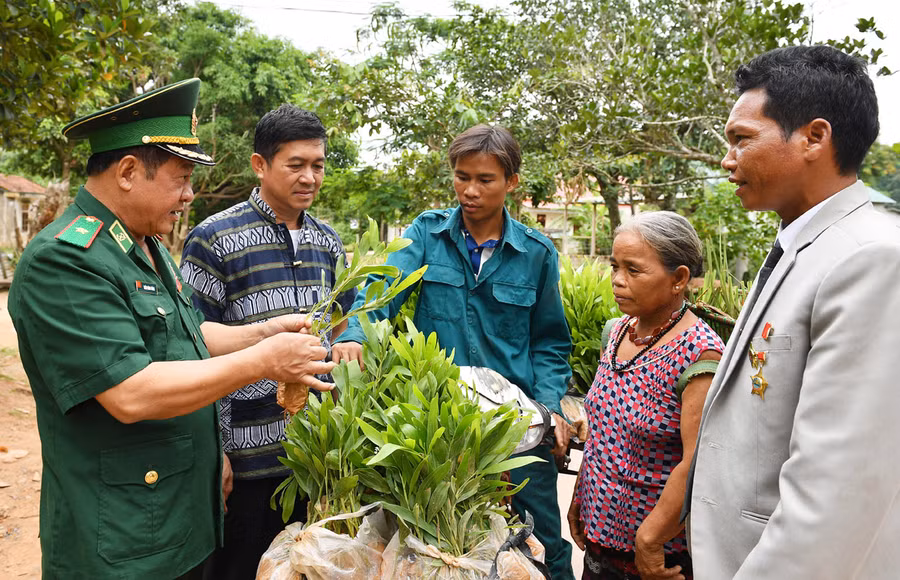 Thiếu tướng Trần Đình Dũng sang thăm bản Đen-sa-vẳn (Lào) gặp gỡ trò chuyện với người dân Lào. Ông là người đưa ra mô hình trồng cây xanh và huy động được dân bản Ka-tăng giúp cho người dân bản Đen-sa-vẳn (Sê Pôn, Lào) nuôi trồng nhiều giống cây trồng mới. Ảnh: Việt Văn.