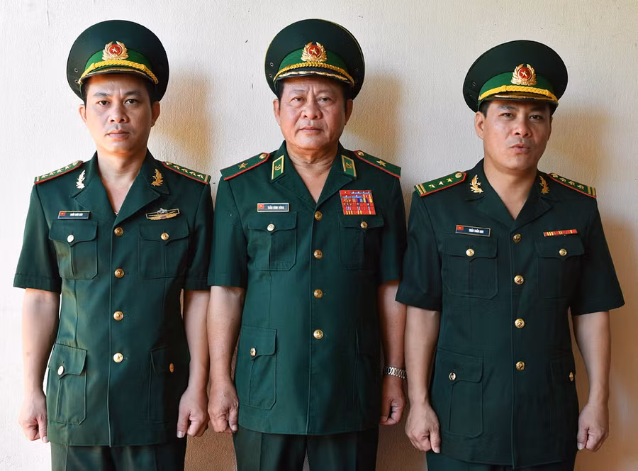 Tướng Dũng (giữa) và hai con trai: Thượng tá Trần Tuấn Anh (phải) và đại úy Trần Thái Sơn (trái). Ảnh: Việt Văn.