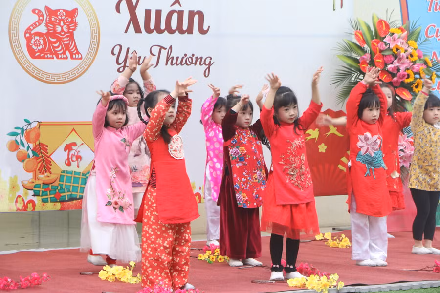 Từng ca khúc hát về mùa xuân, mừng đất nước đổi mới được các em cất lên trong tiếng cổ vũ của khán giả.