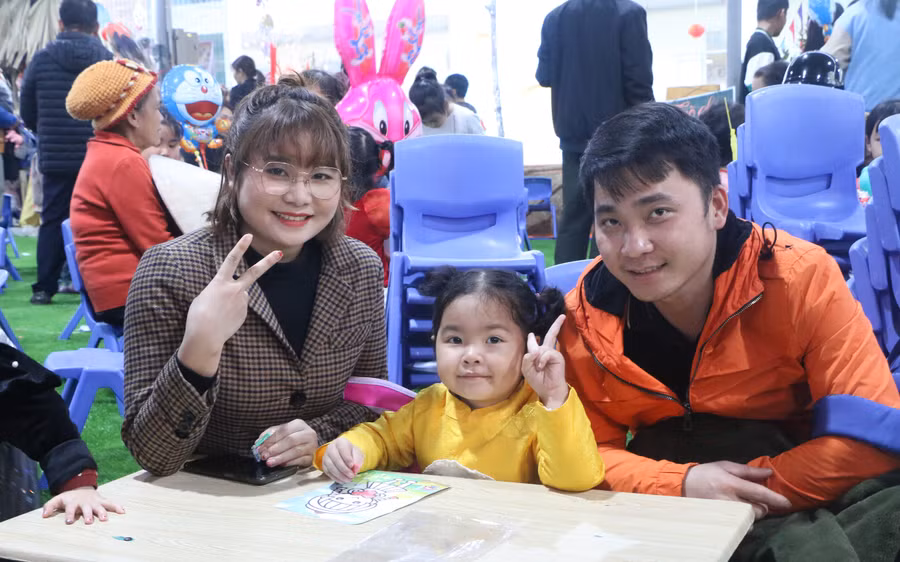 Đây là dịp bố mẹ cùng con trải nghiệm các hoạt động tập thể của trẻ tại trường trong không khí hân hoan.
