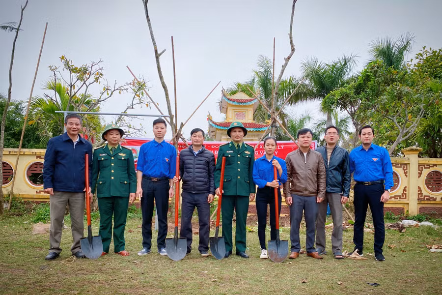 Các đại biểu tham dự chụp ảnh trước khi bước vào phần trồng cây xanh.