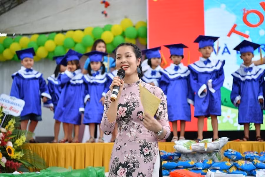 Cô Trần Thị Quyết tích cực trong các hoạt động của nhà trường.