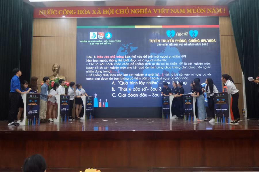 Các đội dự thi phần thi kiến thức.