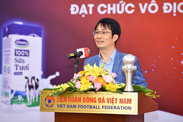 Ông Phan Minh Tiên phát biểu chúc mừng đội tuyển đã đạt thành tích xuất sắc tại Giải vô địch Bóng đá nữ Đông Nam Á 2019