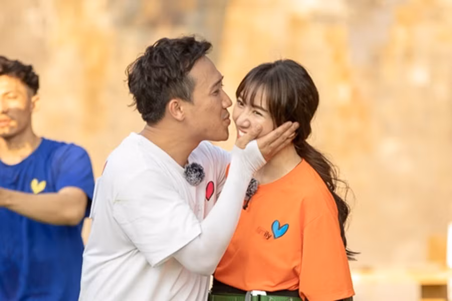 Trấn Thành và Hari Won bị khán giả chỉ trích vì thể hiện quá nhiều “pha” tình tứ trên màn ảnh nhỏ. Ảnh: vnmedia
